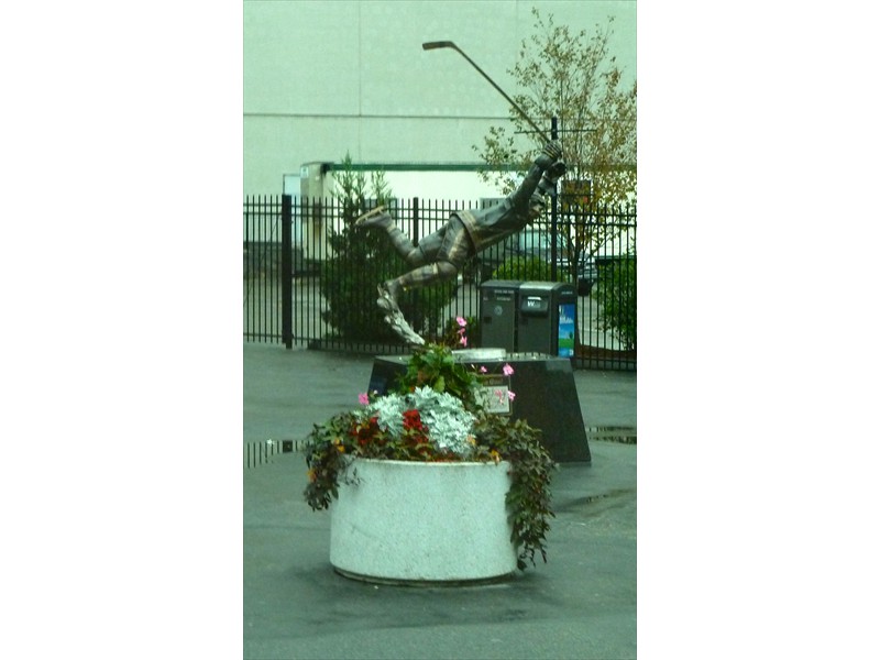 Statue to Wayne Gretsky in front of Boston Garden